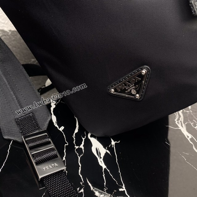 Prada專櫃新款升級版男士背包 2VZ135 普拉達黑色降落傘雙肩背包 csp1640
